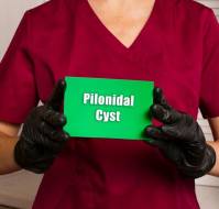 पिलोनाइडल सिस्ट क्या है? कारण, लक्षण और इलाज | Pilonidal Cyst in Hindi