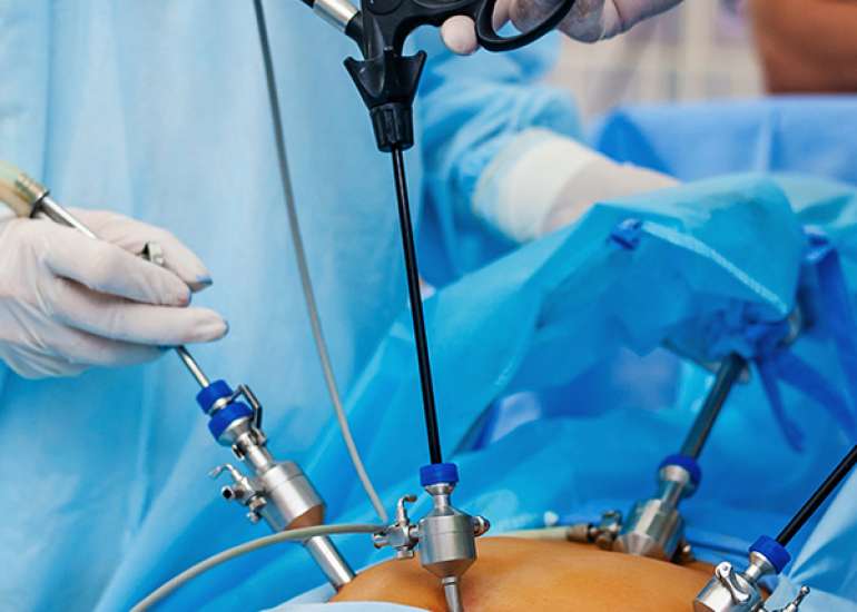 Comparison of the Effect of Effleurage Massage vs. Virtual Reality on Shoulder Pain, Anxiety, and Satisfaction in Women Undergoing Gynecological Laparoscopic Surgery