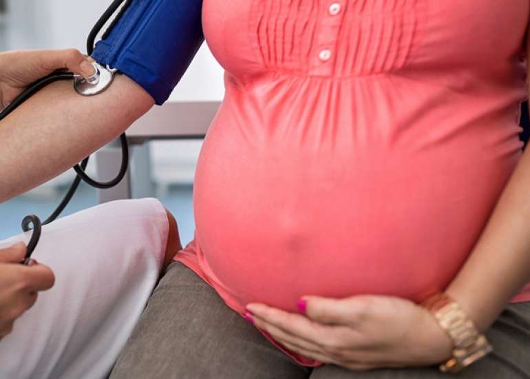 Association of Early Pregnancy Blood Pressure Patterns with Later-Life Hypertension