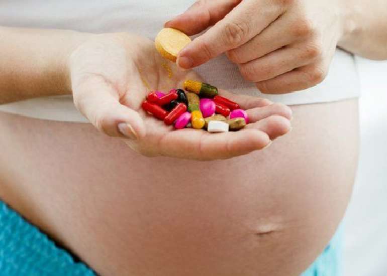 Maternal folic acid and multivitamin supplementation
