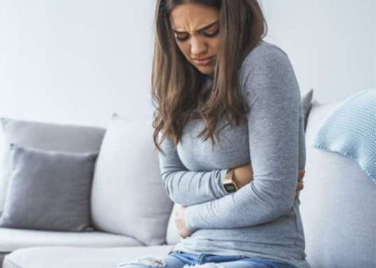 प्रीमेंसट्रूअल सिंड्रोम – लक्षण, कारण और बचाव | Premenstrual Syndrome in Hindi