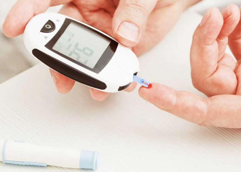 What are the test for diagnosing diabetic kidney diseases?