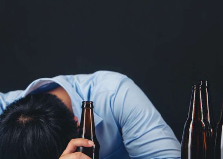 अल्कोहल पॉइजनिंग क्या है? कारण, लक्षण और इलाज