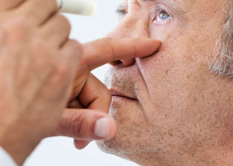 What are the common symptoms of a retinal disease?