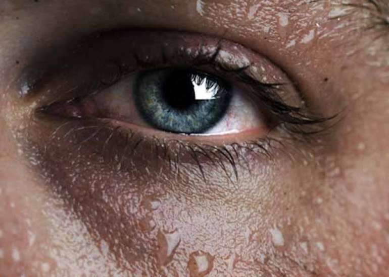 क्यों आता है सोते समय भी पसीना? सब जाने | Night Sweats in Hindi