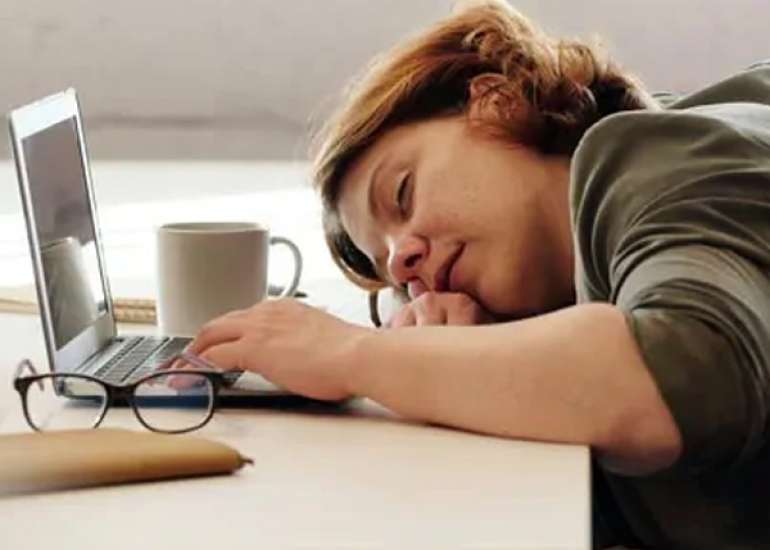 नार्कोलेप्सी क्या है? कारण, लक्षण और इलाज | Narcolepsy in Hindi