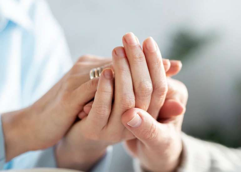 पार्किंसंस रोग क्या है? कारण, लक्षण और इलाज | Parkinson’s Disease in Hindi