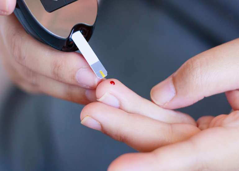 Can we use syringe needles for doing finger blood sugar test?