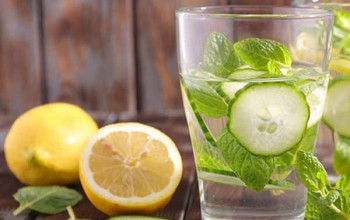 Image गर्मी में पियें यह देसी डिटॉक्स ड्रिंक | Summer Detox Water for Weight loss