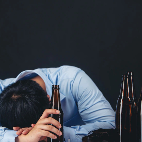 अल्कोहल पॉइजनिंग क्या है? कारण, लक्षण और इलाज Alcohol Poisoning in Hindi